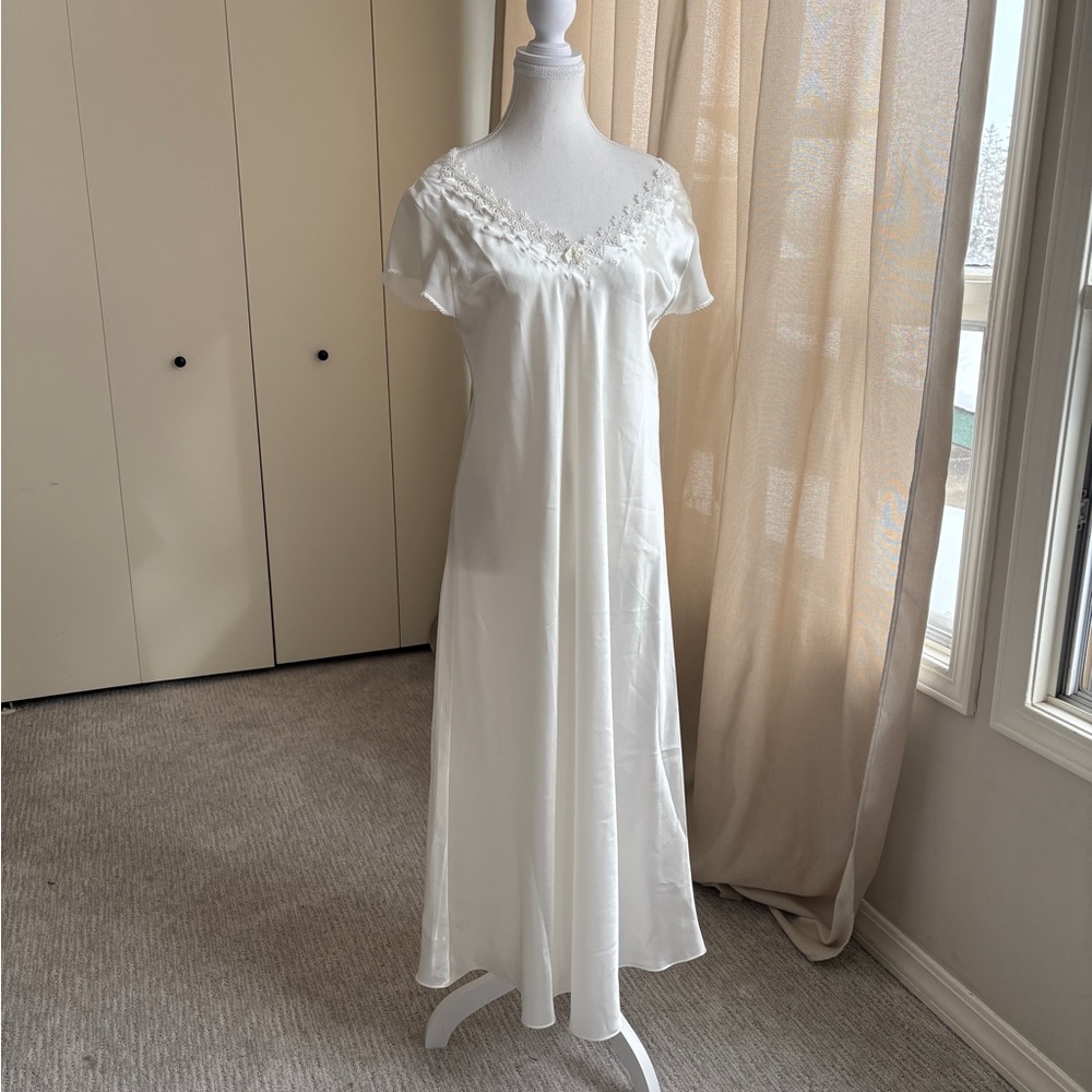 Oscar de la Renta Elegant Bridal White Nightgown